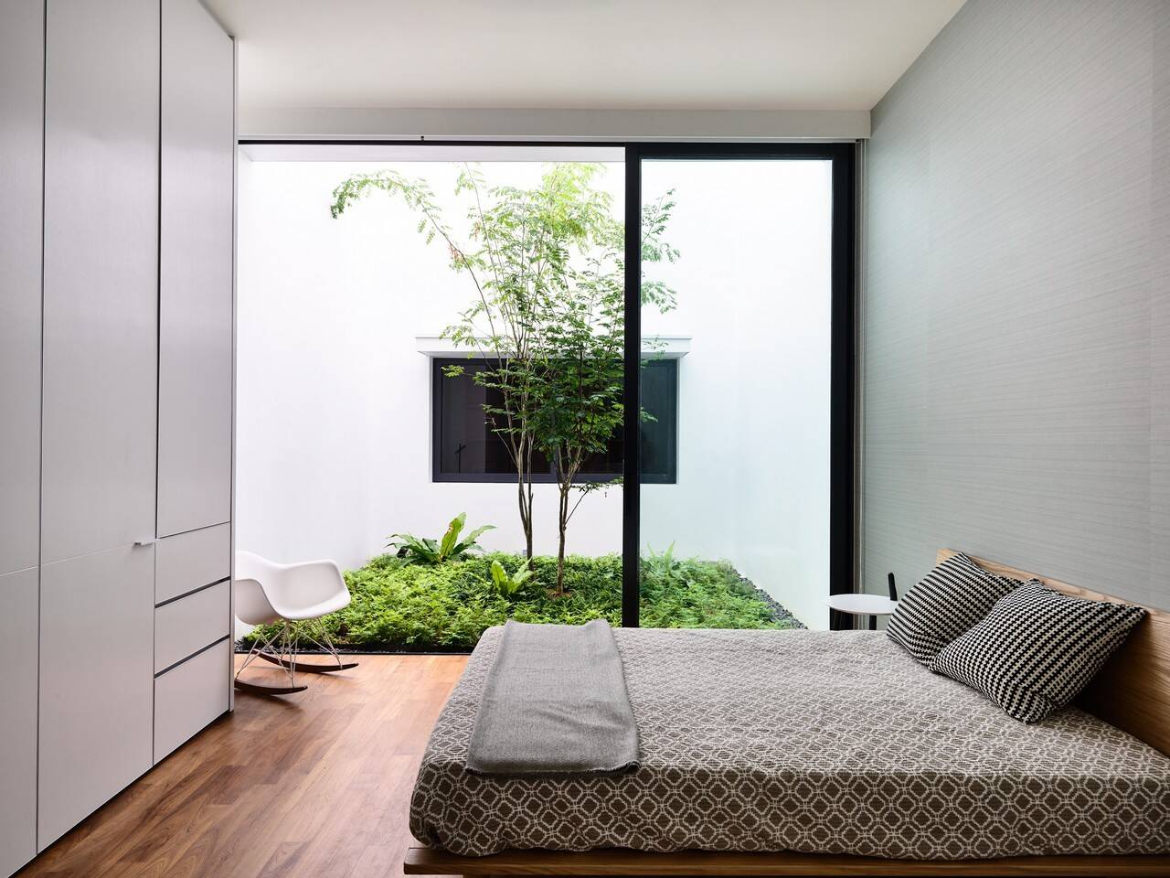 Mở toang các cửa trong phòng để tạo sự thoáng đãng cho không khí