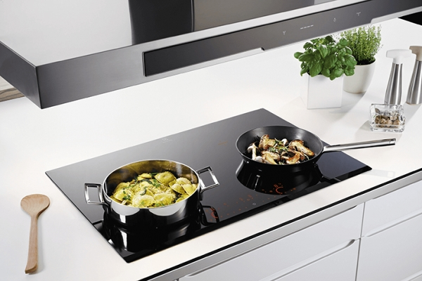 Chọn mua các mẫu bếp từ đi kèm với bộ nồi nấu