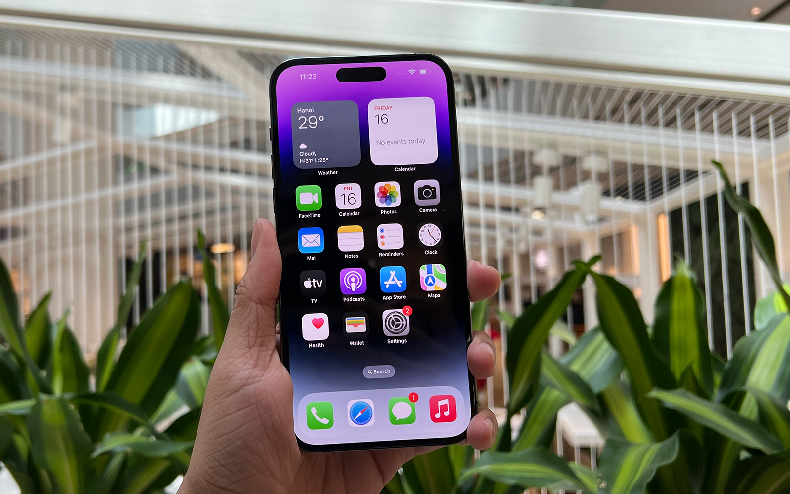 Màn hình của iPhone 14 sử dụng công nghệ OLED cao cấp