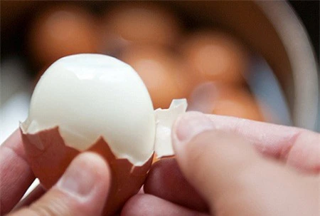 Bóc vỏ trứng đã luộc