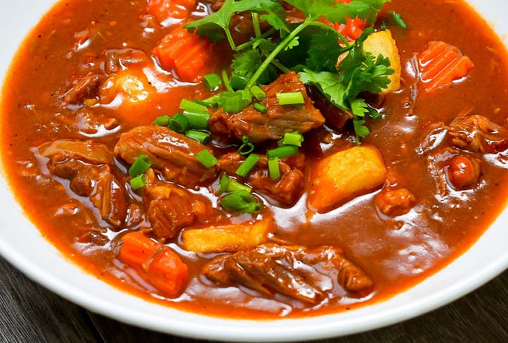 Bò xốt vang với gấc đậm vị