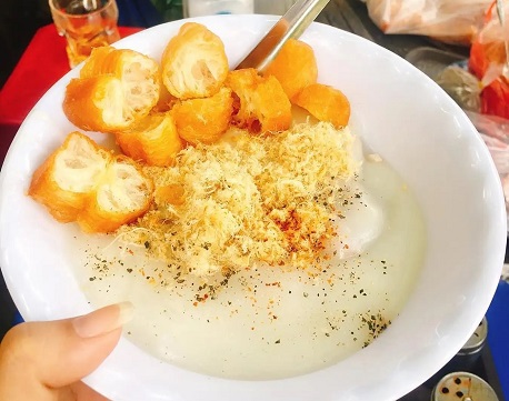 Cháo sườn có thể kèm với ruốc thịt và bánh quẩy