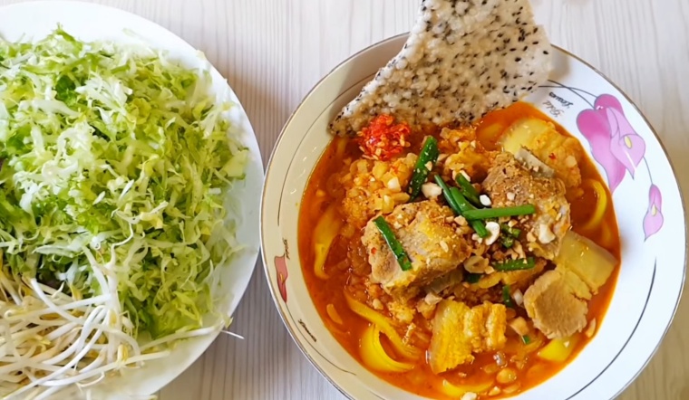 Mì Quảng ăn cùng rau sống và bánh đa