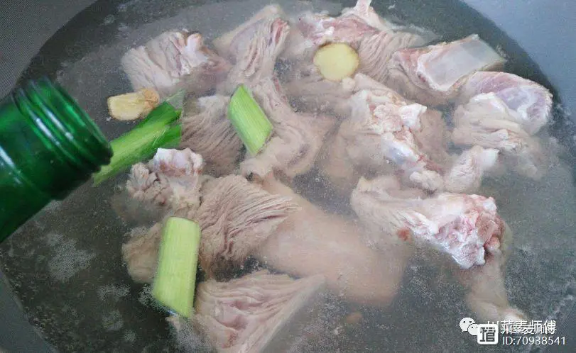 Chần xương trước khi nấu nước lèo