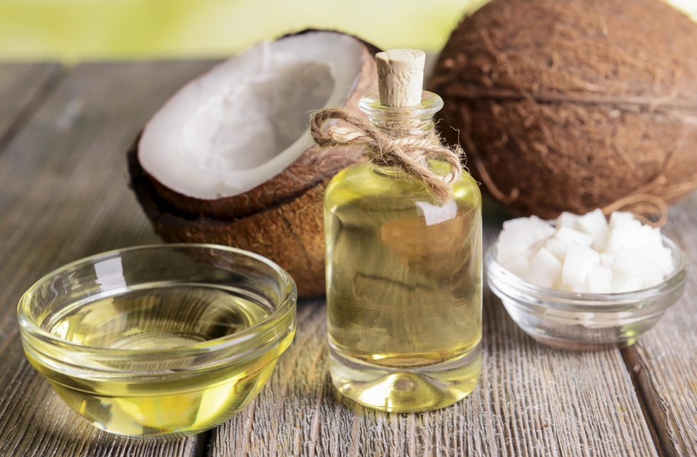 Dùng dầu dừa để trị nhiệt miệng