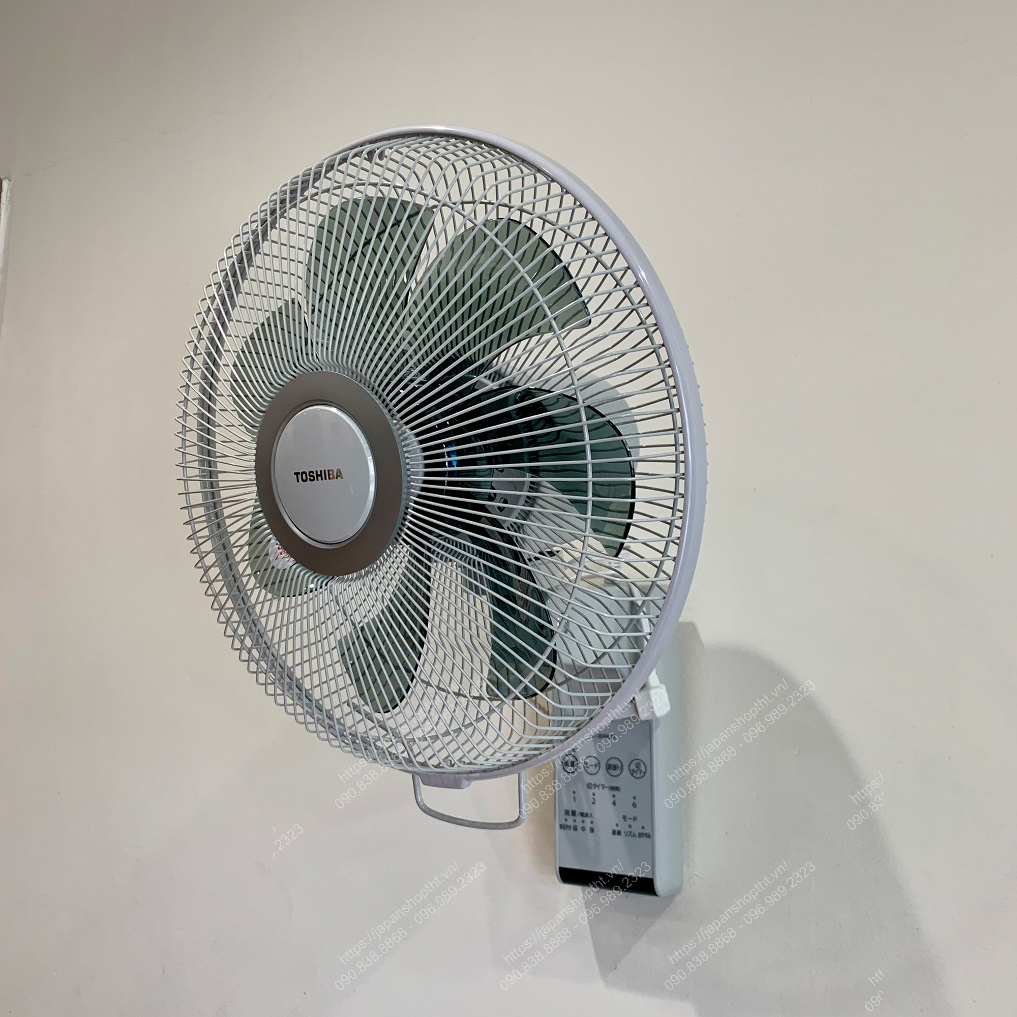 Quạt treo tường Toshiba