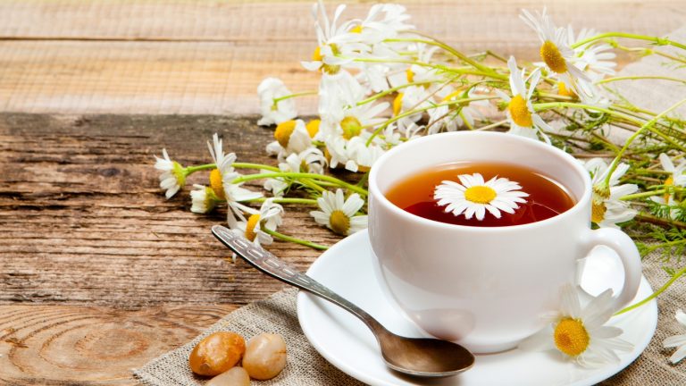 Uống trà gừng và hoa cúc để giảm đau bụng