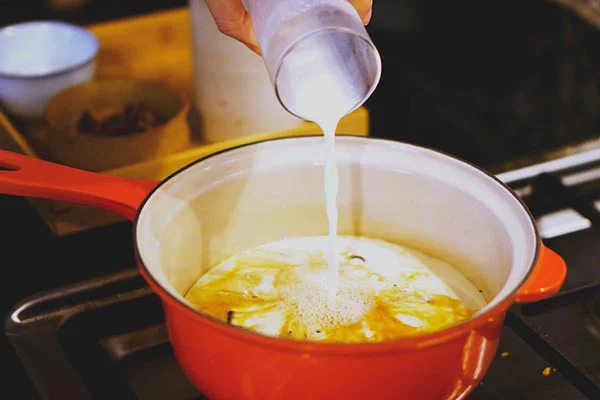 Pha trà và sữa