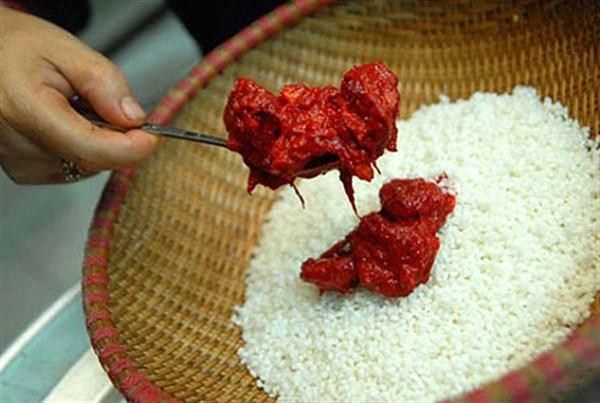 Trộn gạo nếp và gấc
