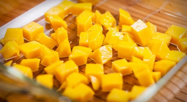 Thái xoài thành những miếng nhỏ