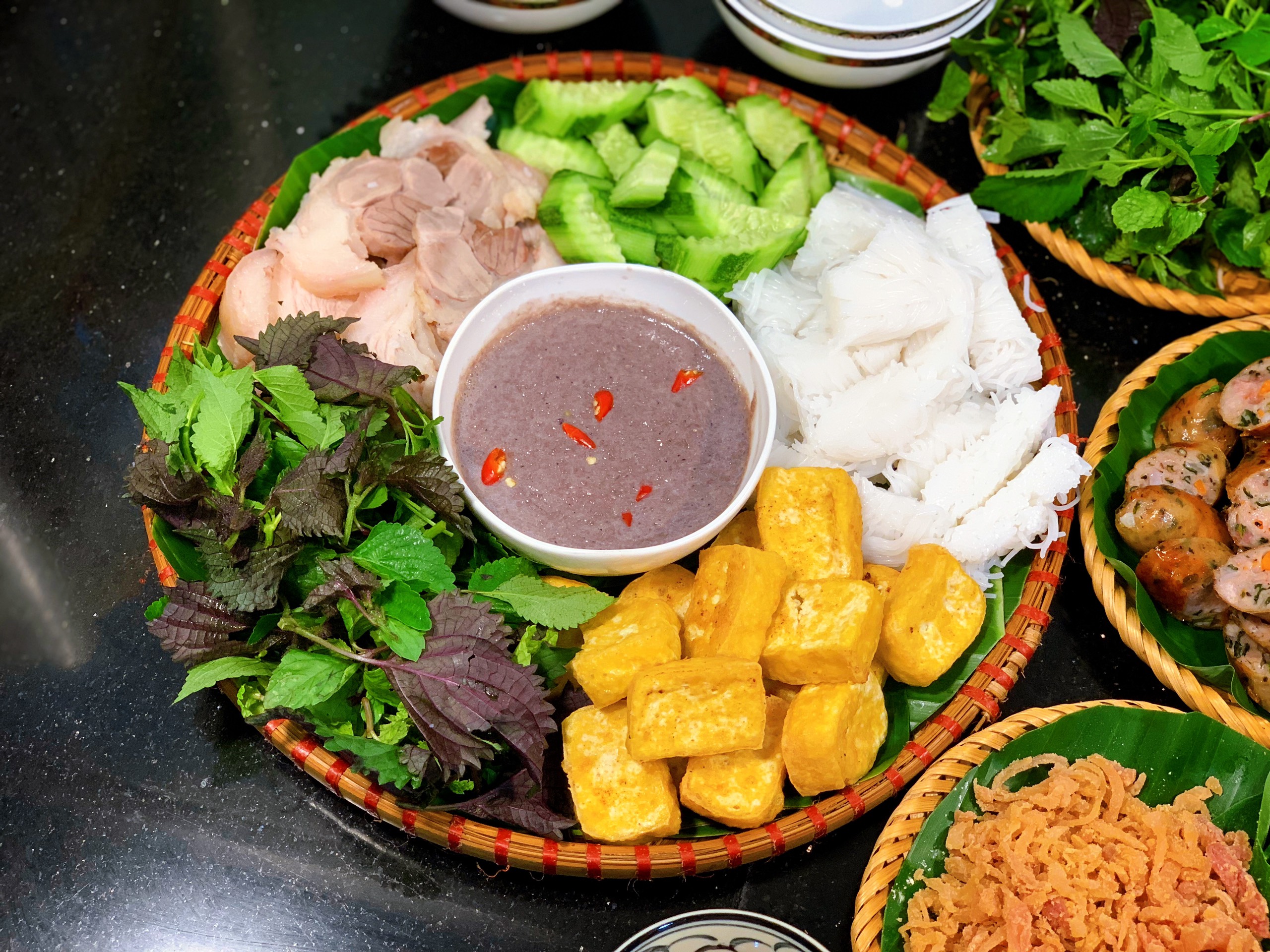 Trình bày và thưởng thức món bún đậu mắm tôm ngon khó cưỡng