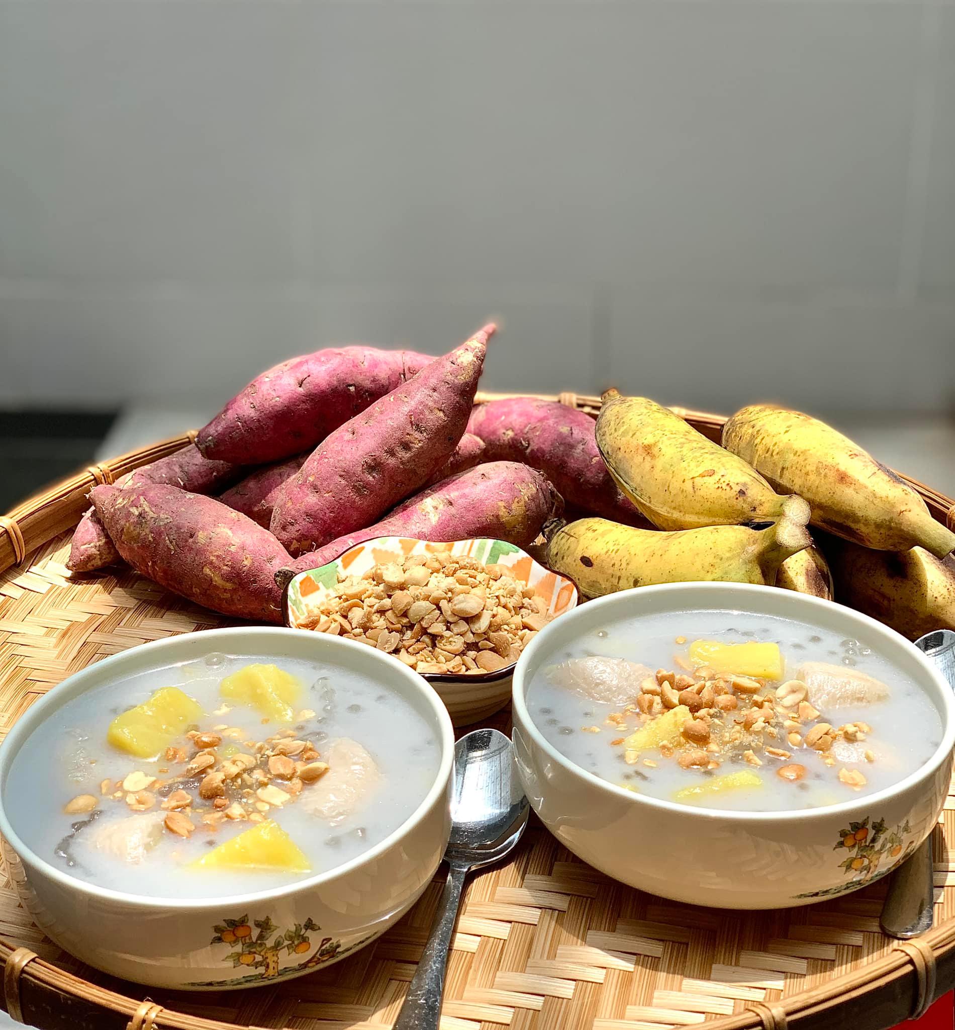 Chè chuối chưng khoai lang có thể được thưởng thức ở dạng nóng hoặc lạnh