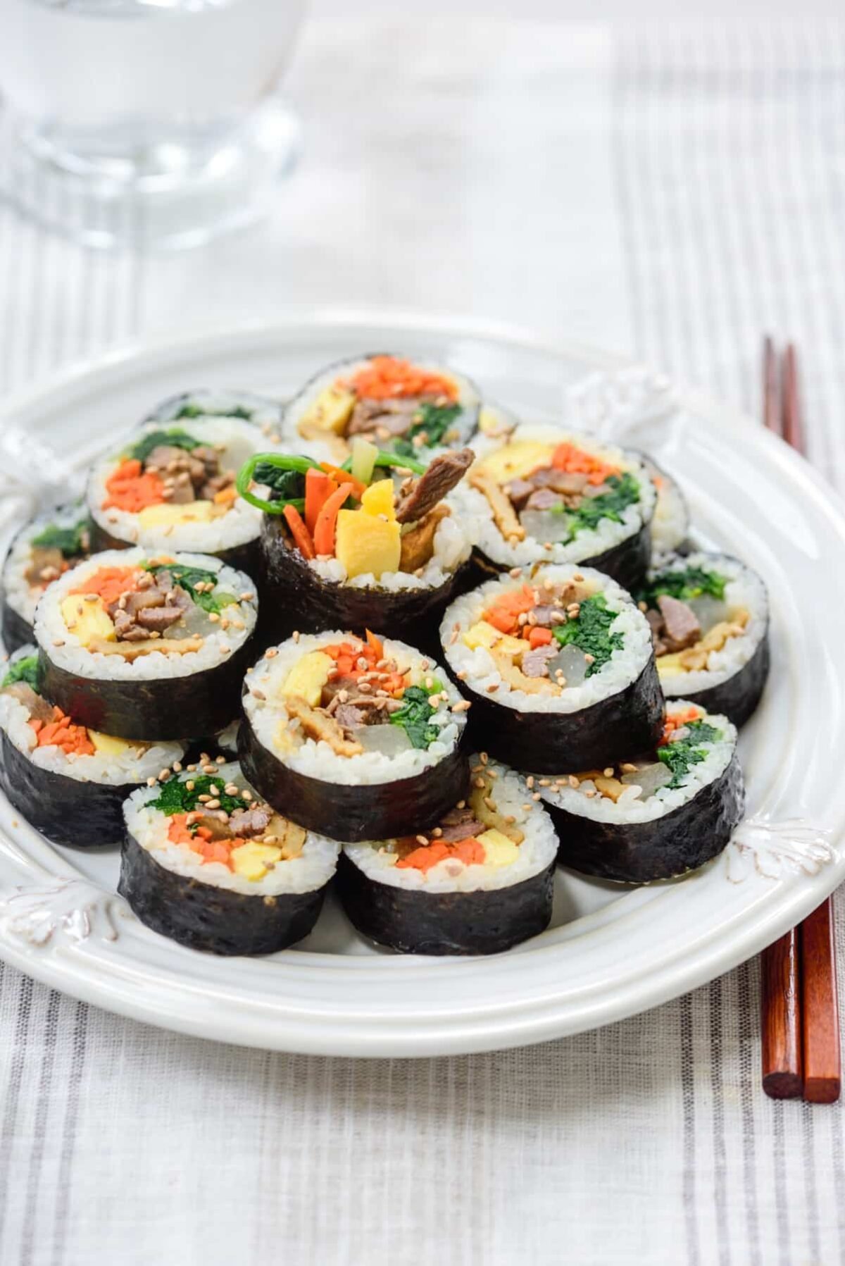 Sushi và kimbap đều là các món cơm cuộn, tuy nhiên, chúng khác biệt lớn về nguyên liệu, phương pháp chế biến, và hương vị.