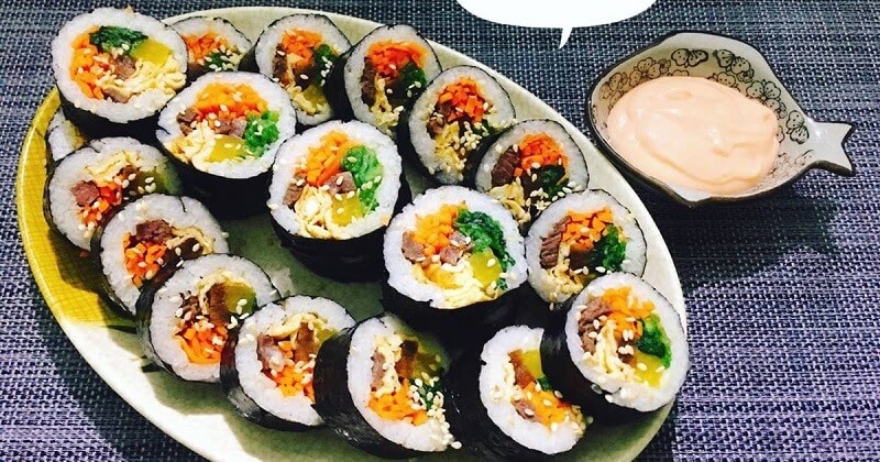 Kimbap ăn cùng sốt chấm rất ngon