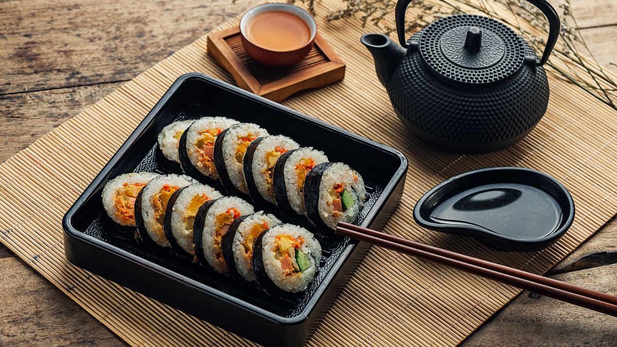 Nên thưởng thức kimbap Hàn Quốc ngay sau khi làm xong