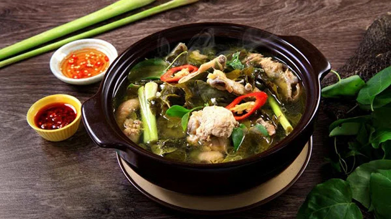 Lẩu gà lá giang ngon khó buông đũa
