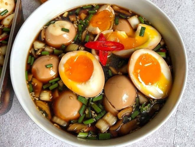 Trứng ngâm tương có bề ngoài với màu nâu hấp dẫn