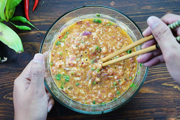 Đánh trứng, trộn đều thịt bằm và gia vị