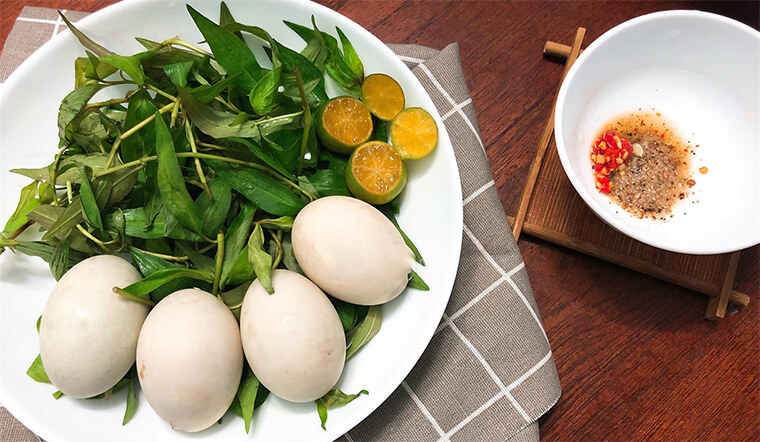Trứng vịt lộn có rất nhiều công dụng